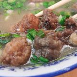 一碗香喷喷冒着热气的焦香牛肉丸子汤