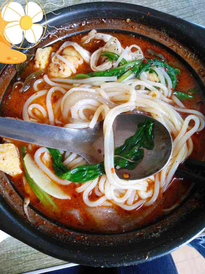 箐山砂锅麻辣烫-"店面不大但不影响体验,环境很好,室内收拾.