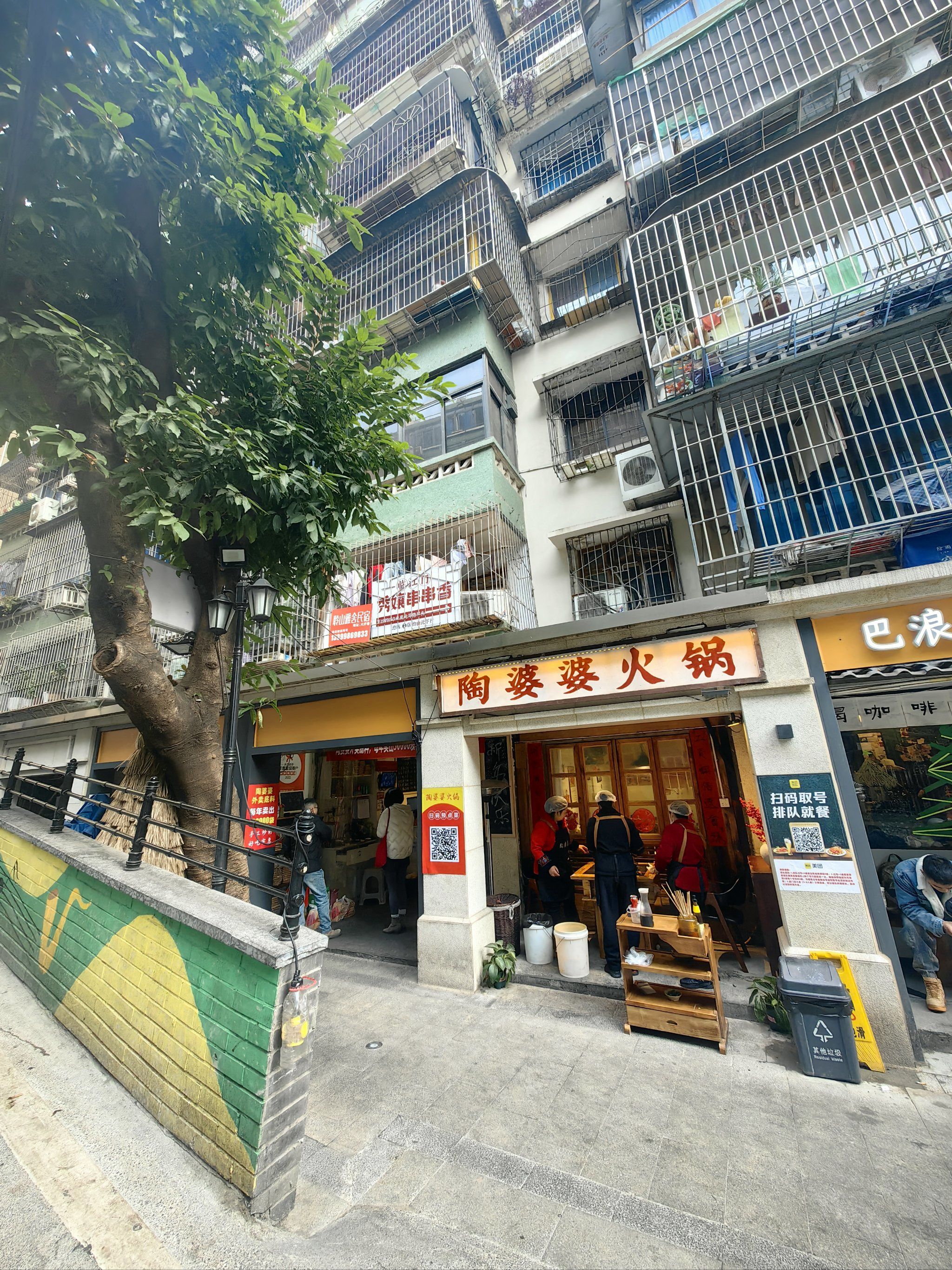 这家餐厅环境很好,非常干净整洁,就是位置