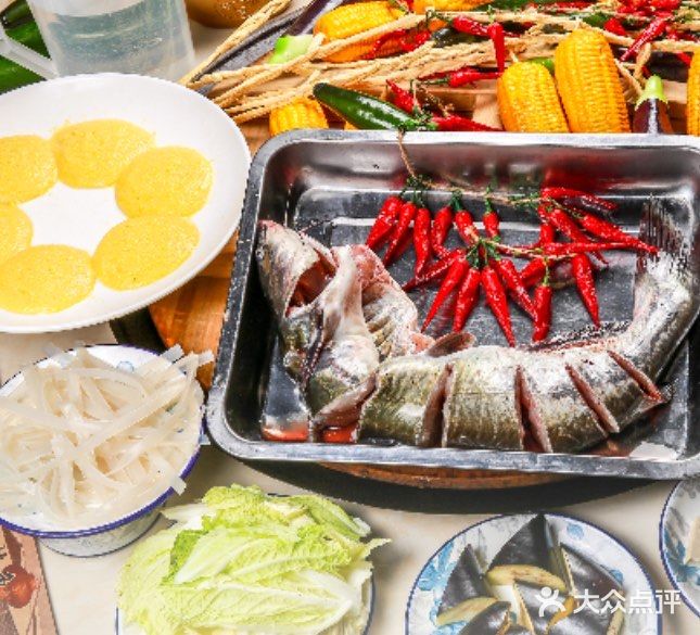 鱼肉在锅里炖大概10几分钟后 阿姨就会在锅边贴上玉米饼