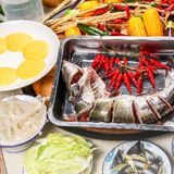 鱼肉在锅里炖大概10几分钟后 阿姨就会在锅边贴上玉米饼