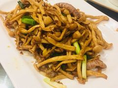 茶树菇烧豆角-鱼王府大酒店