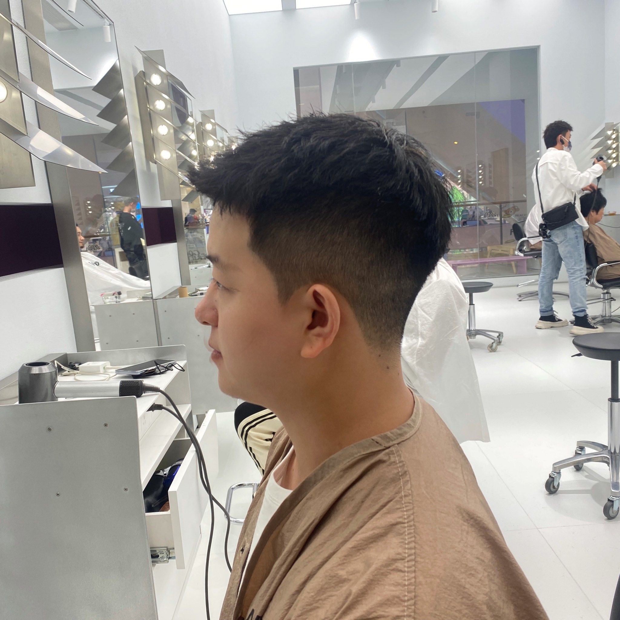 男生发型侧面效果