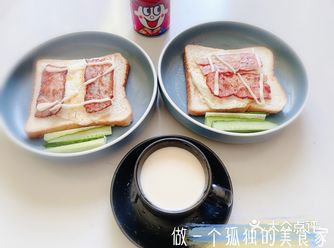 放到面包面上面 放一个煎好的鸡蛋