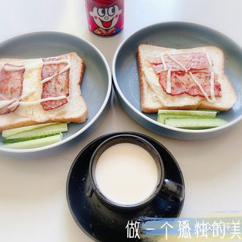 放到面包面上面 放一个煎好的鸡蛋