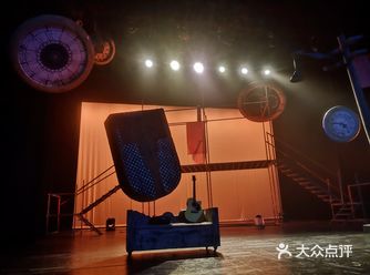 舞台让人心中充满光亮。一个人如果不输出点什么