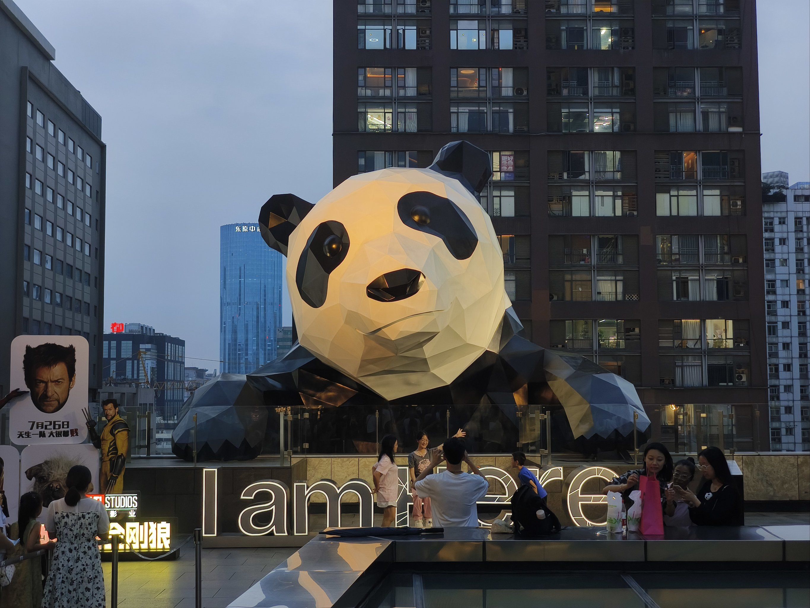 人气爆棚 春熙路,成都的时尚地标,ifs国际金融中心的熊猫雕塑,移滗