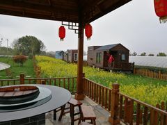 工作人员在浇花中～-龙湖东院农庄(乡间小路店)