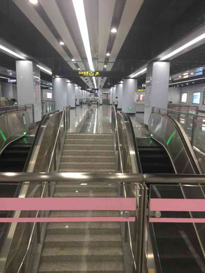 莲溪路地铁口安检员一直在更新吗?