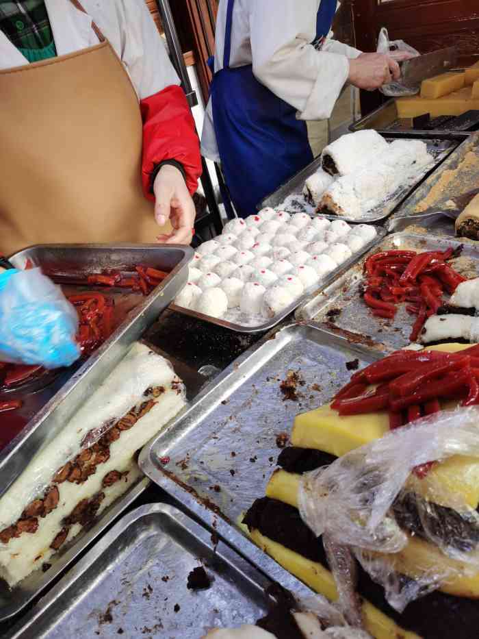 洪记小吃店(牛街店)-"外面有三个窗口,卖不同的东西,一个只卖包.