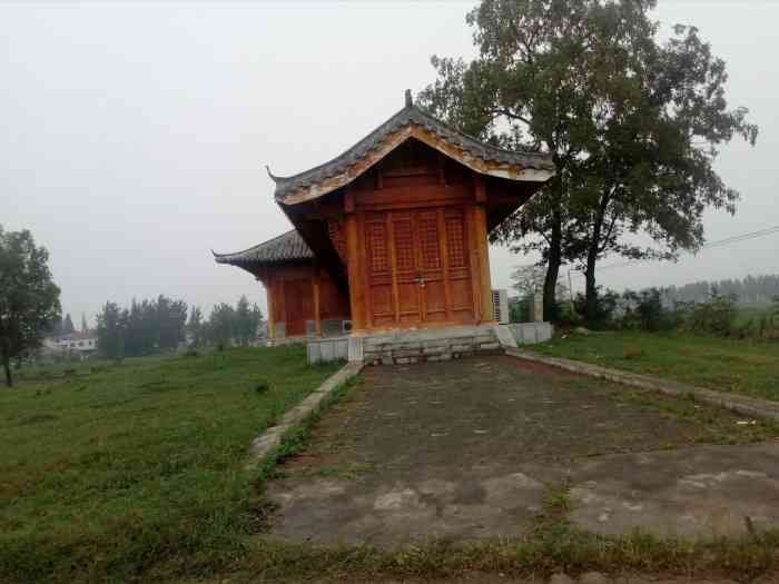 楚皇城城址-"丘坟满目衣冠尽,城阙连云草树荒.惟有国人.