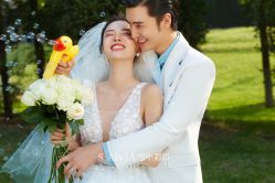 -雪中彩影婚纱摄影·微光艺术中心