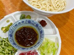 老北京炸酱面-门框胡同百年卤煮(鸟巢店)