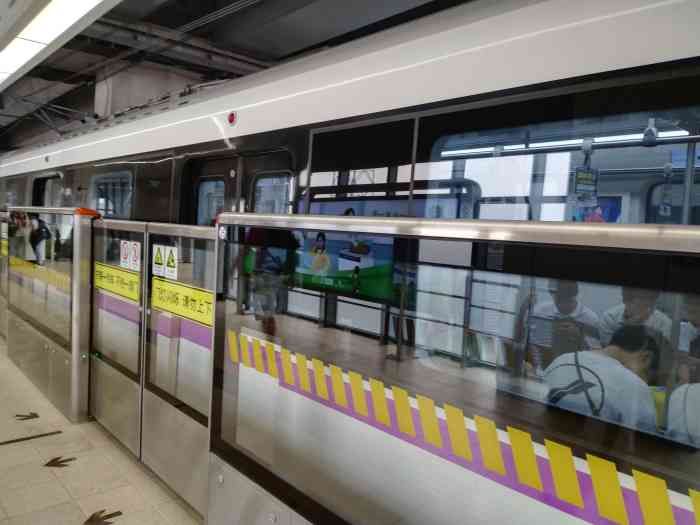 江川路(地铁站)-"5号线江川路地铁站,位于老闵行,靠近闵行.