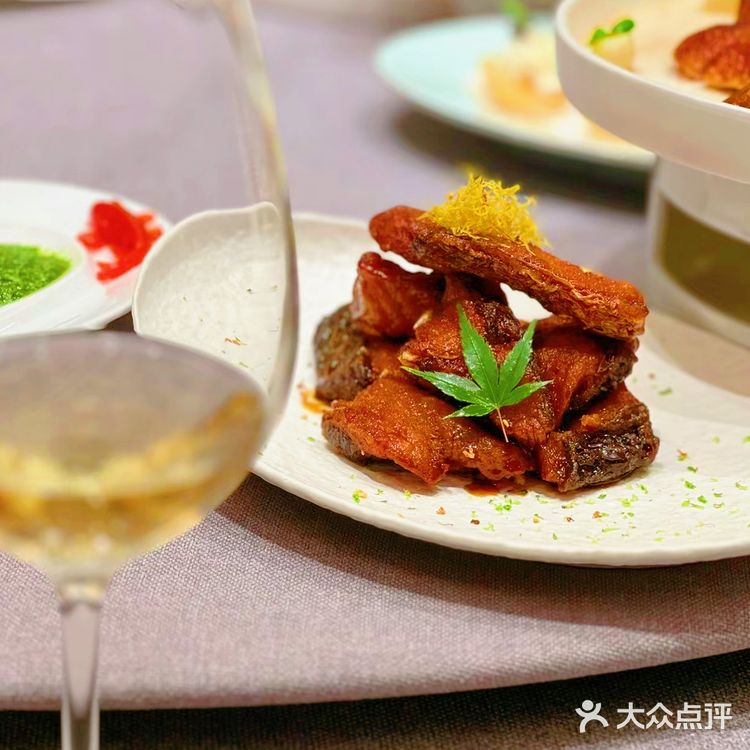 圆鑫淮扬菜新探｜白菊花醉膏蟹的鲜甜之旅 