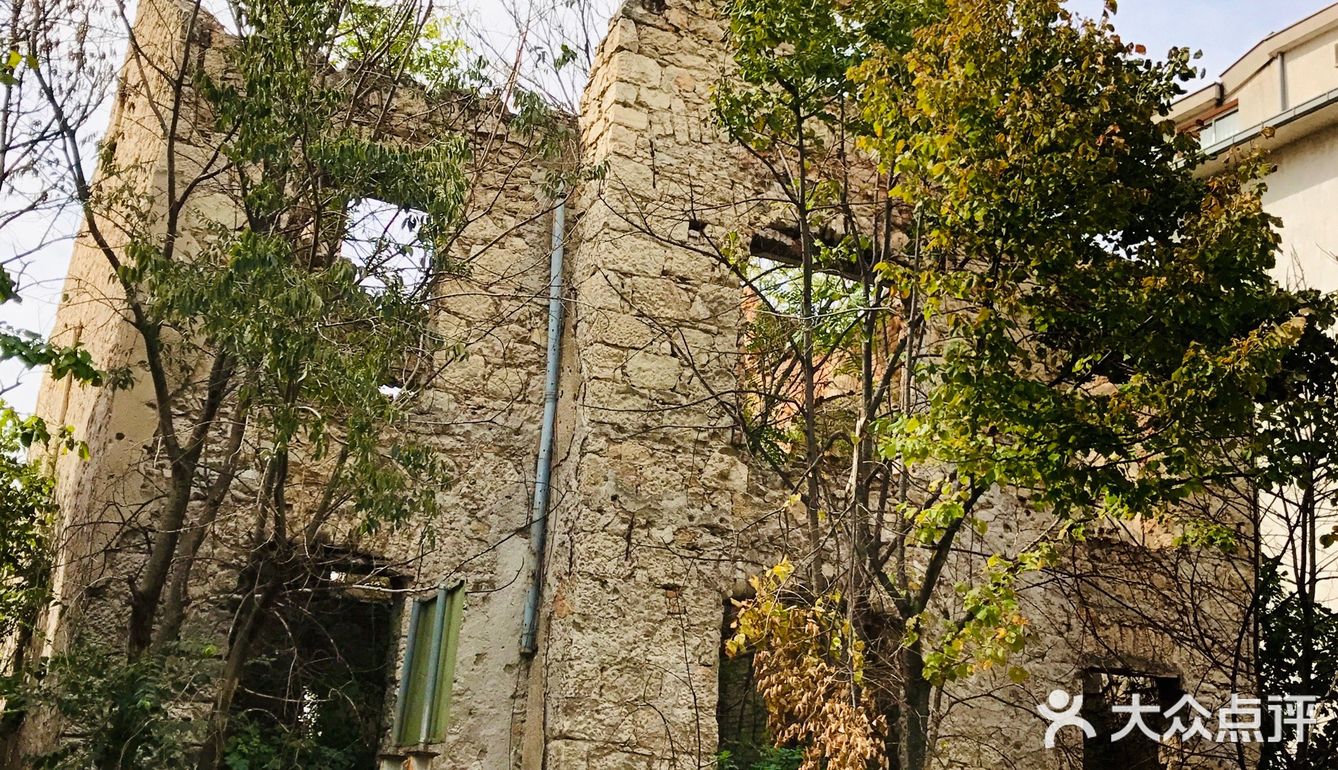 晨游波黑：Mostar 颓垣败瓦上的弹孔与涂鸦