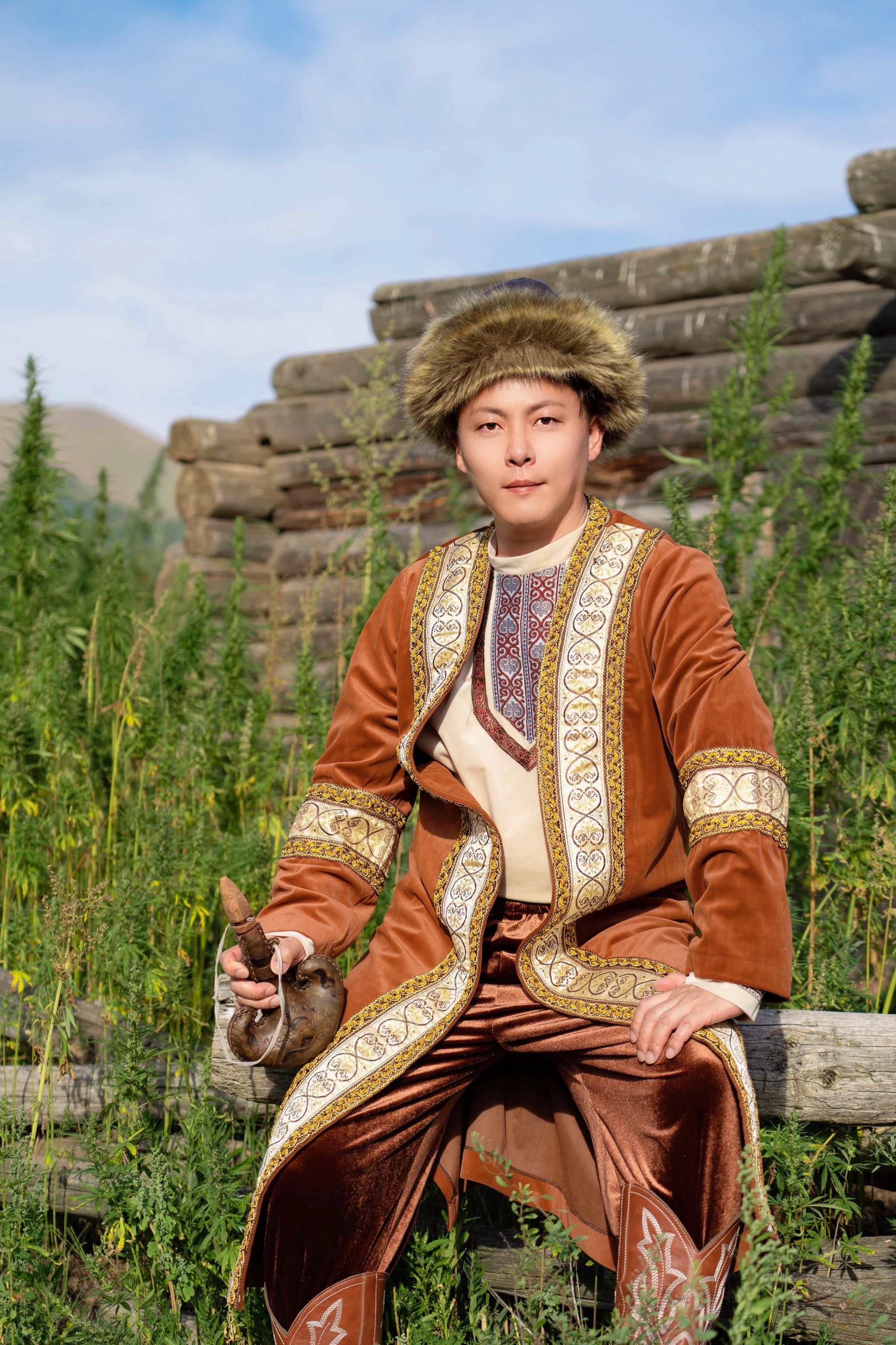 娘小姐姐亲手设计制作的哈萨克族男生冬装