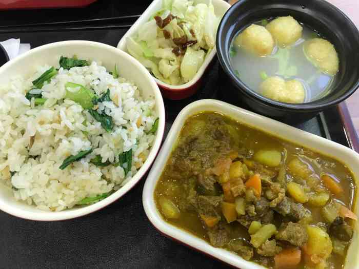 套餐,兩份咖喱牛肉和一份排骨飯,量很足,一大碗菜飯,一份主菜一碗湯