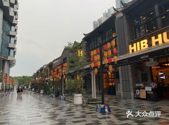 又有遠處嘅小蠻腰，美！其次，飯店比較多選擇