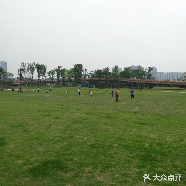 沿着三环的熊猫绿道骑行而来，并不远在华侨城对面