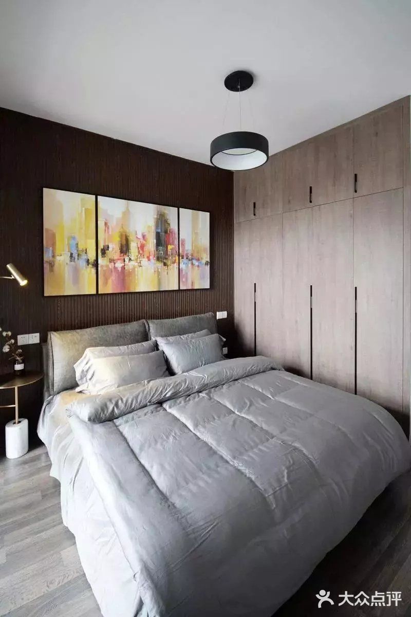 布置出一个低调奢华的华丽空间感。