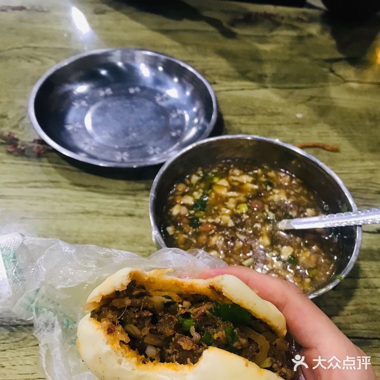 孟兄点了一个红油抄手，我点的是他们店的招牌