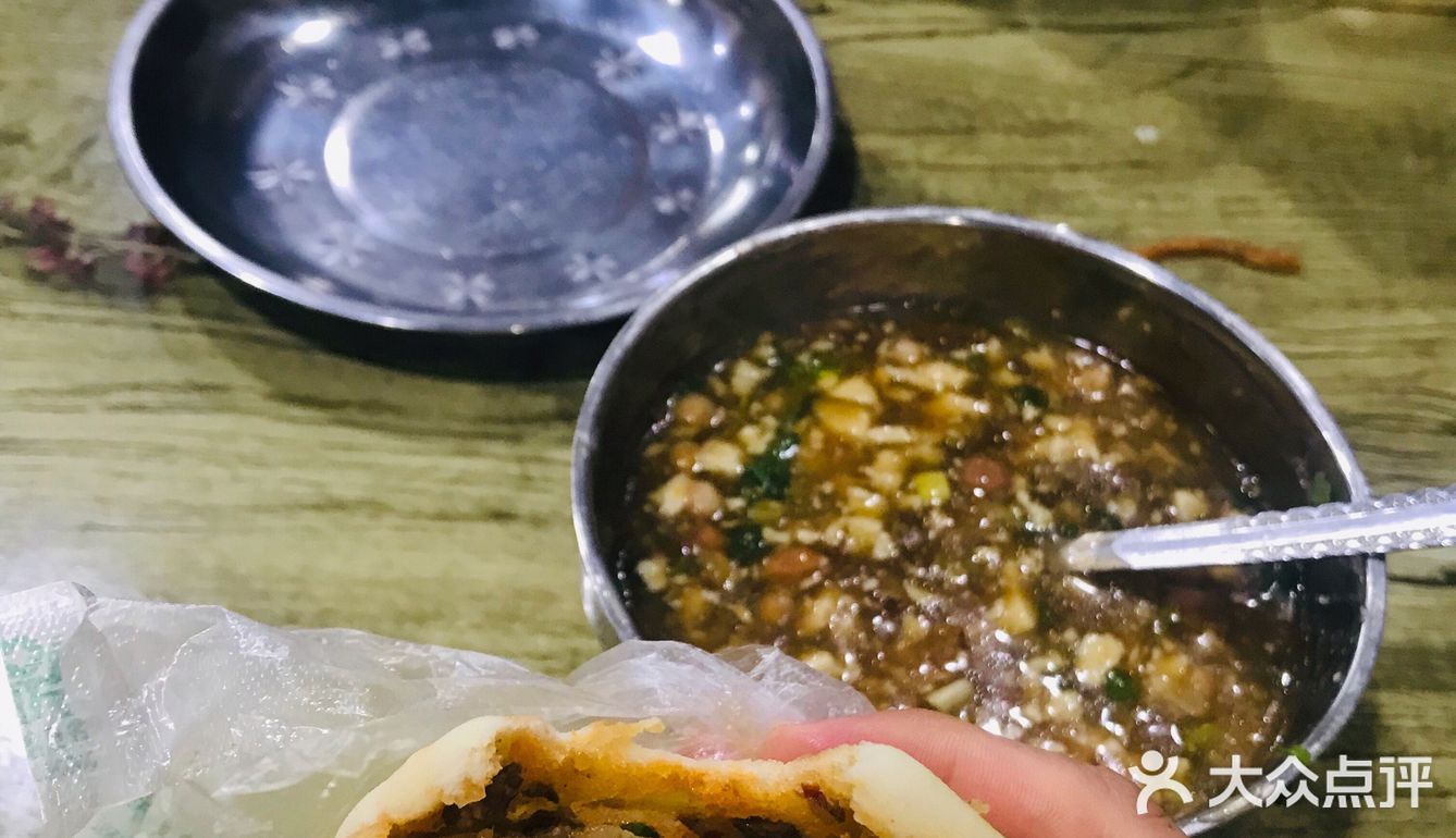 孟兄点了一个红油抄手，我点的是他们店的招牌