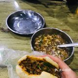 孟兄点了一个红油抄手，我点的是他们店的招牌