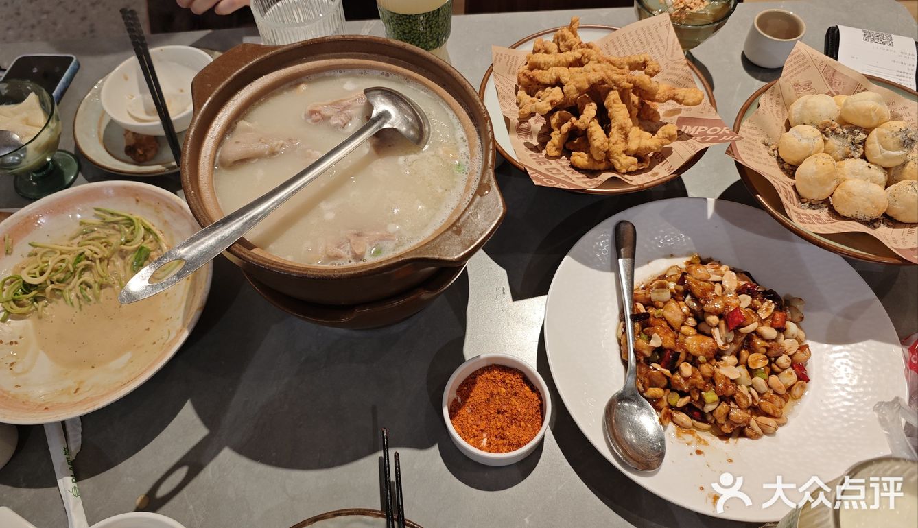 两人餐足够三个人吃。绿豆沙还做了不甜的，非常好