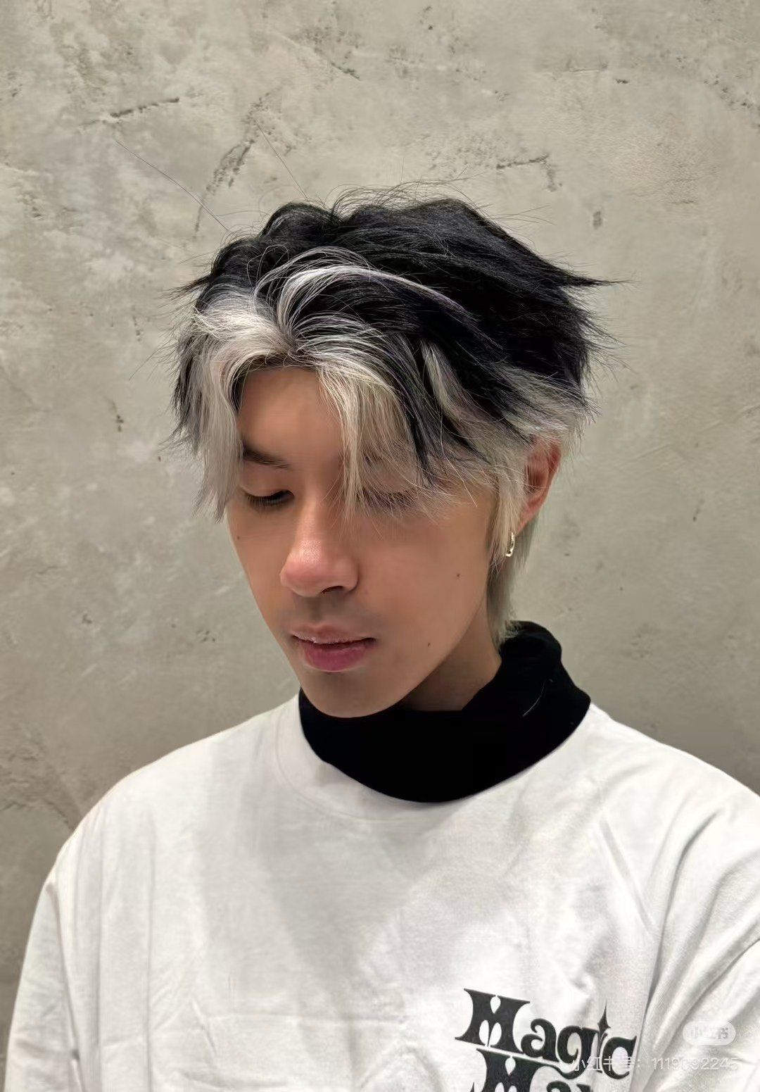 不同于全头漂染的张扬,黑白挑染通过冷峻黑与冷银白的局部对冲,在短发