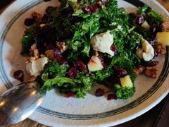 羽衣甘蓝蔓越莓洋葱芝士沙拉-SMOKI & CO(五大道店)