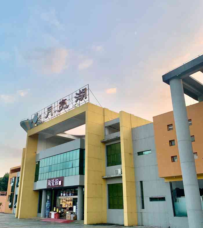 月亮湖服务区停车场