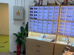 -天空之镜眼镜店蔡司依视路配镜授权零售店(望京颐堤港店)