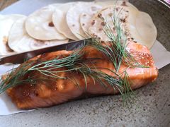 烟熏三文鱼配烤饺子皮和芥末籽酱-BOR Eatery(安福路店)