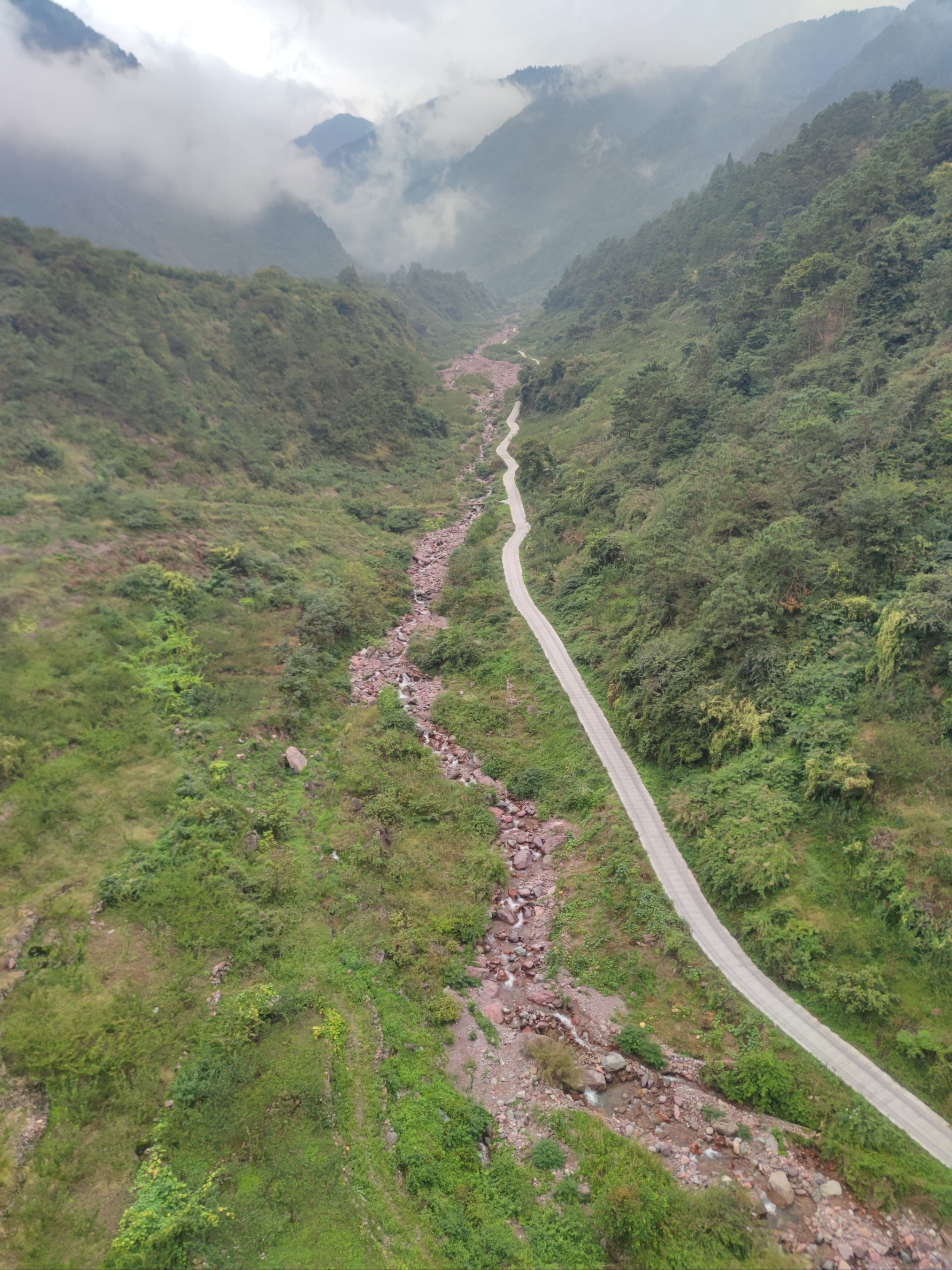 泥巴山两重天风景图片图片