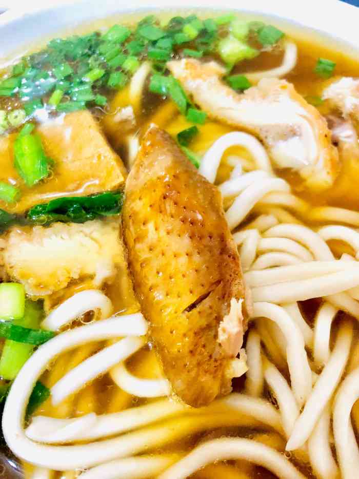 一品香弥勒卤鸡米线-"位于翠湖边五一人才市场旁的这家卤鸡米线,.