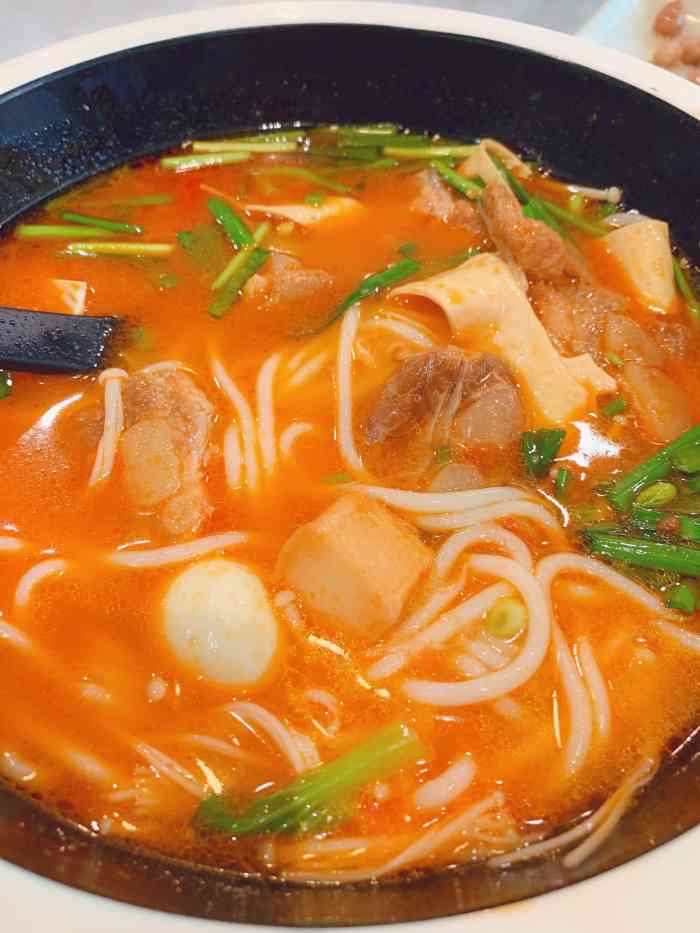 打分 番茄小排米线,味道刚刚好,料足,一份米线五六块排,另外还有鹌鹑