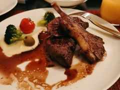 碳烤羊排配蔬菜及迷迭香红酒汁-WOLFGANG PUCK KITCHEN & BAR(迪士尼小镇店)