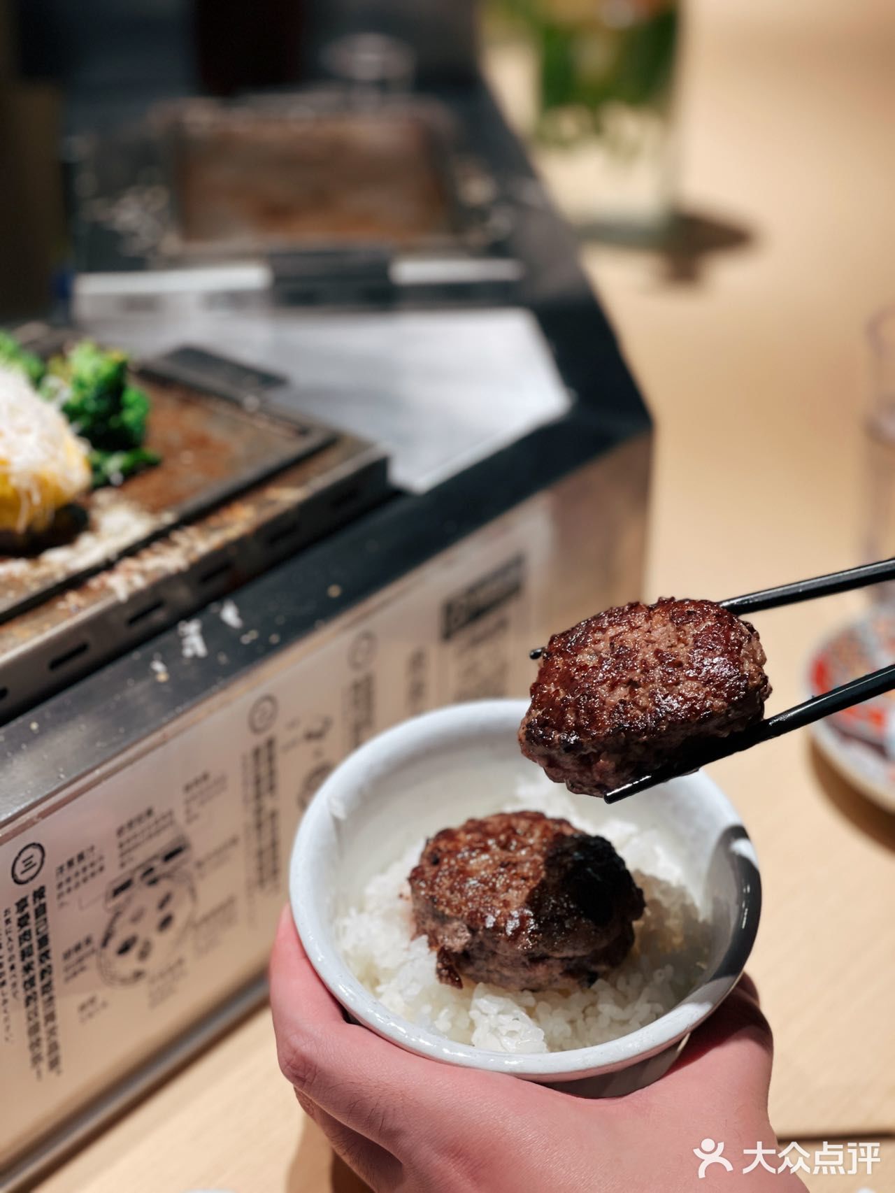 不用出国门，也能get日本网红牛肉汉堡啦！