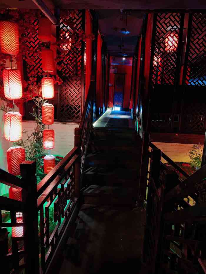 江湖堂酒馆(桐梓林棕树南街店)-"位置闹中取静,小酒馆非常漂亮,服务员