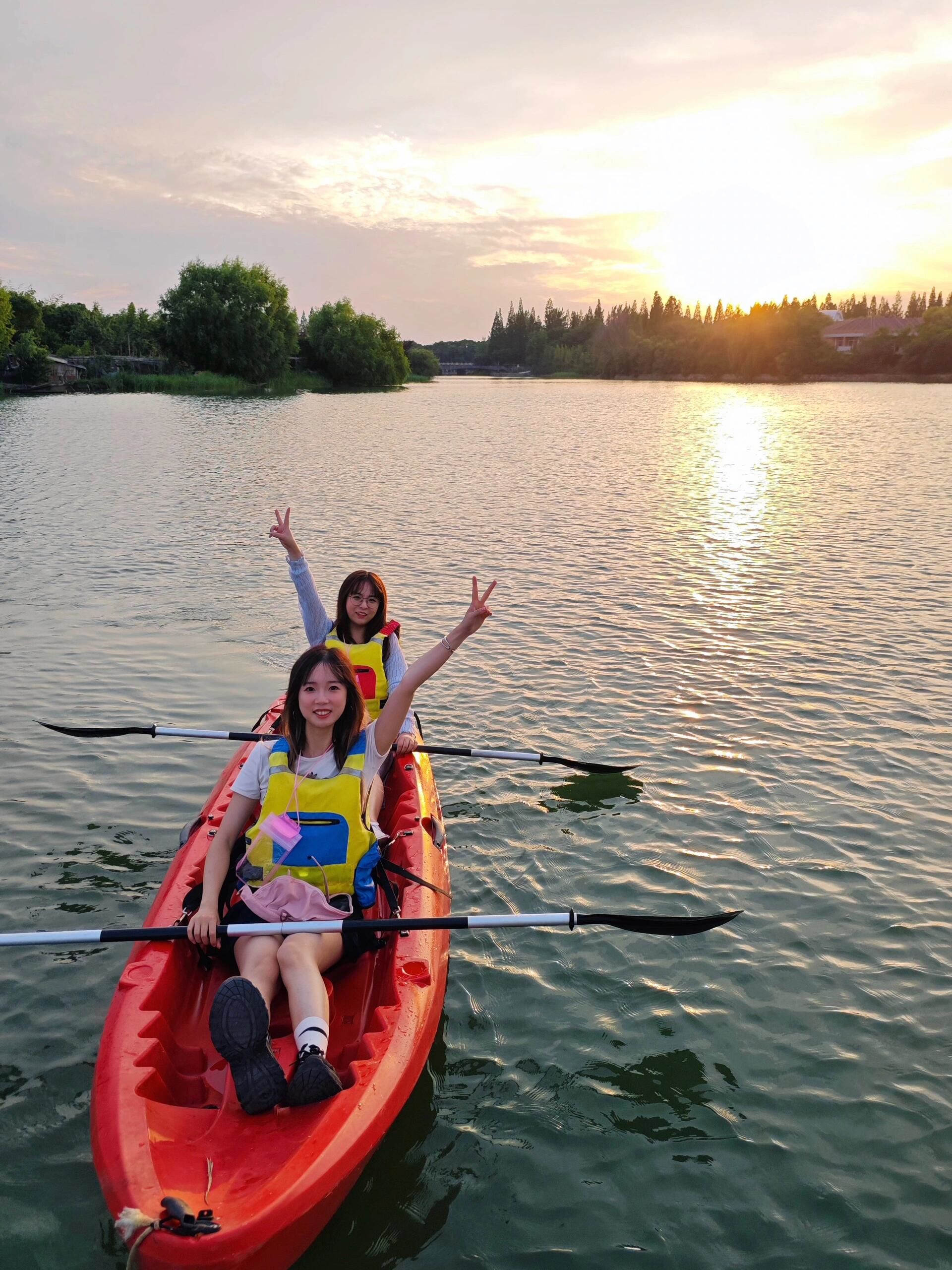 t
强烈推荐浪哥行皮划艇俱乐部~教练非常认真负责,价格也是很瘦惠