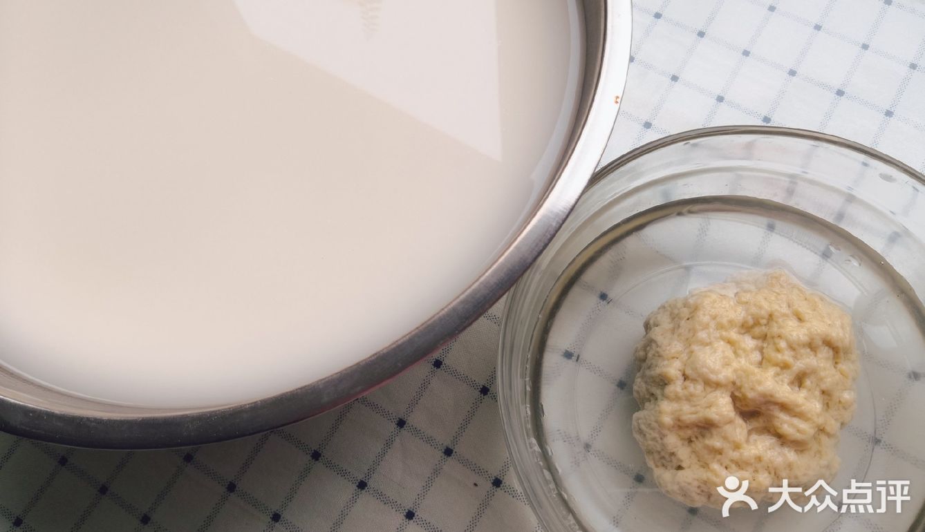 准备食材：面粉，青瓜，油辣子辣椒…