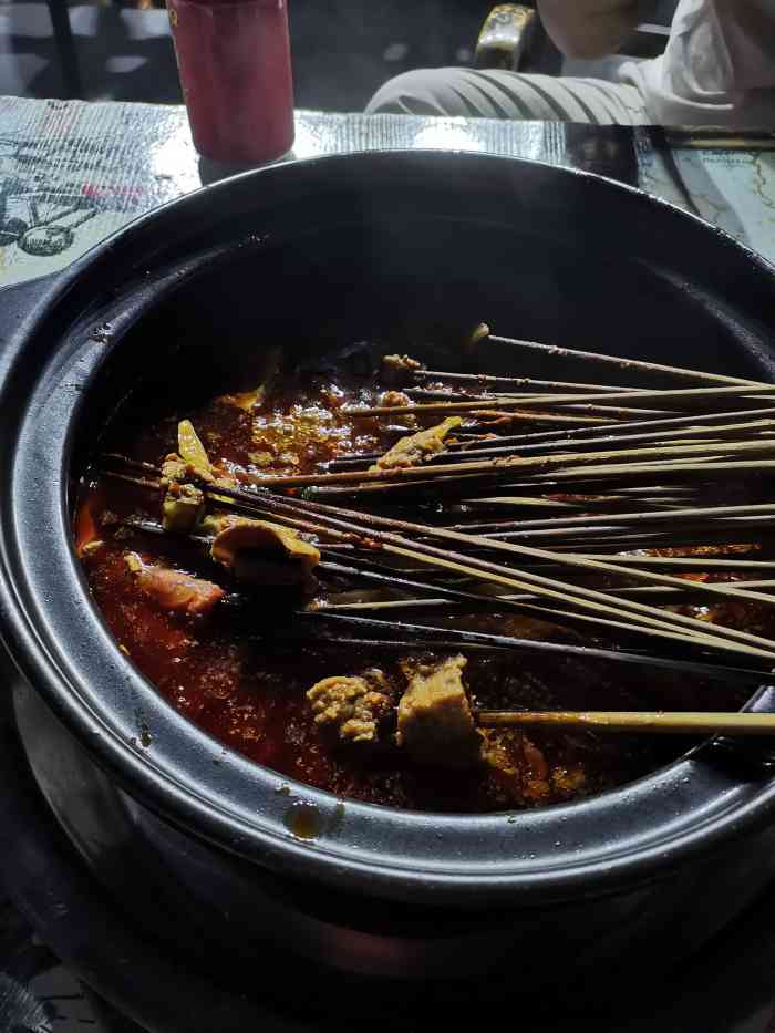 正门小郡肝串串香，用上等砂锅打锅底