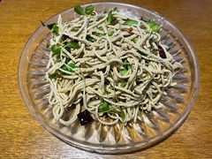 香椿苗拌豆腐丝-谢蟹浓·肉蟹煲(新奥店)