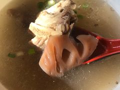 莲藕排骨汤-妈妈卤味