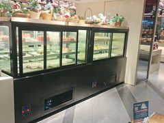 面包甜点陈列柜-蒙肥羊·酸汤潮牛·鲜牛肉火锅烤肉自助(岗顶店)