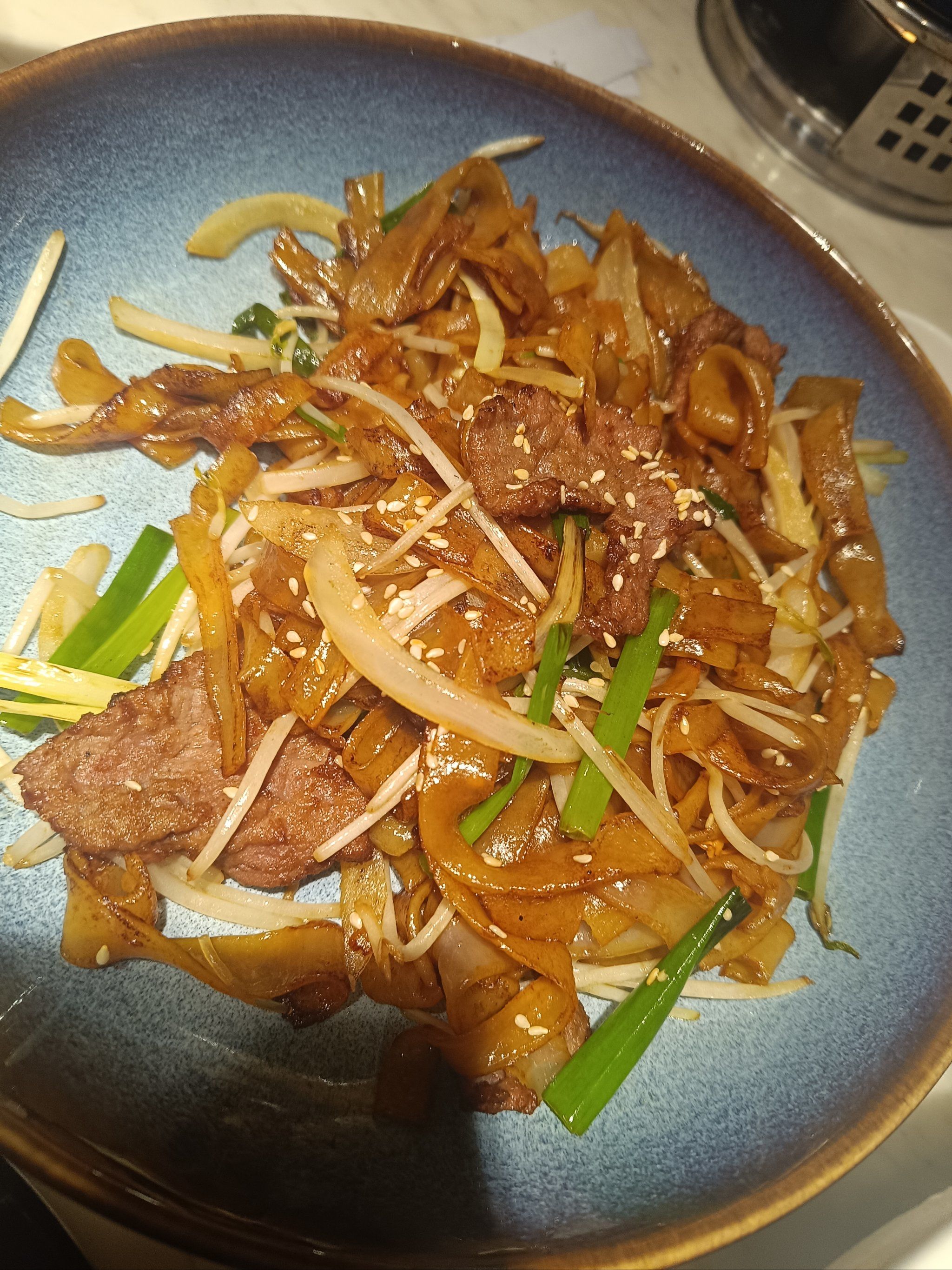 干炒牛河很干身爽口,冰镇咕噜肉很有特色很好吃