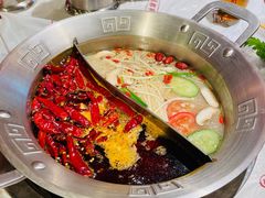 菌汤红油鸳鸯锅-大芊金重庆串串火锅(南京路店)