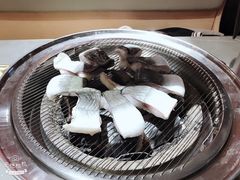 招牌活烤鳗鱼-围炉肉舍•炭烤活鳗•丹东海鲜烤肉(步行街店)