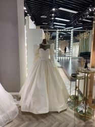 -Lady  Jane高端婚纱礼服馆